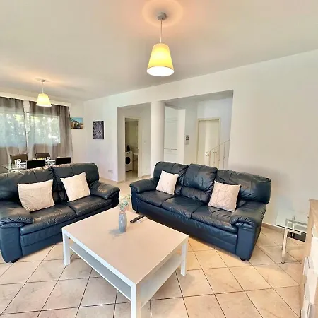 Cydonia Gardens Maisonette With Shared Pool