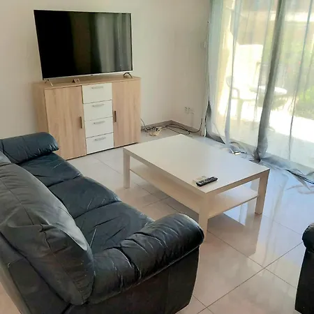 Cydonia Gardens Maisonette With Shared Pool شقة