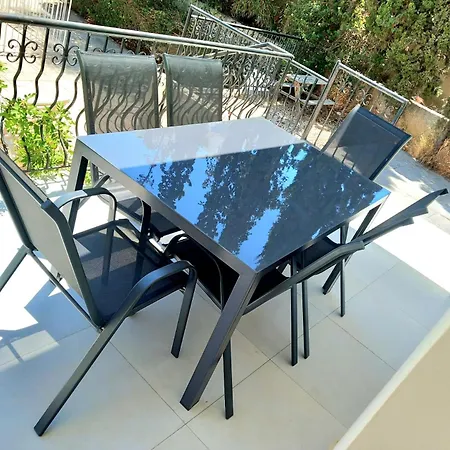 Cydonia Gardens Maisonette With Shared Pool