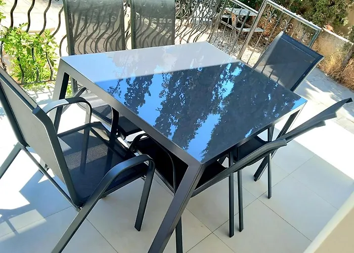 Cydonia Gardens Maisonette With Shared Pool