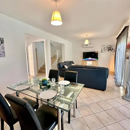 Apartment Cydonia Gardens Maisonette With Shared Pool *