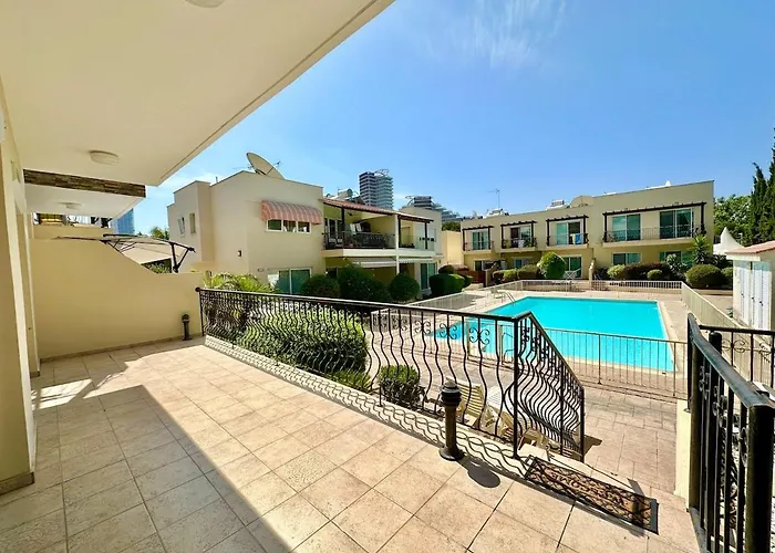 Daire Cydonia Gardens Maisonette With Shared Pool *