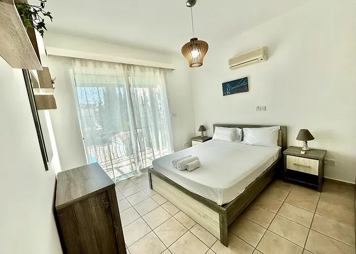 Cydonia Gardens Maisonette With Shared Pool