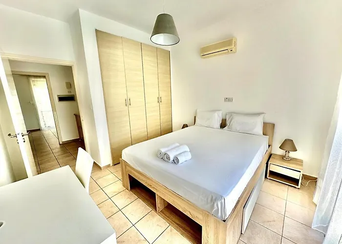 Cydonia Gardens Maisonette With Shared Pool Daire