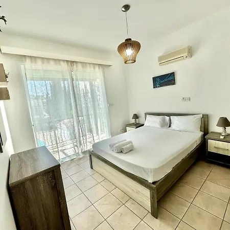 Cydonia Gardens Maisonette With Shared Pool